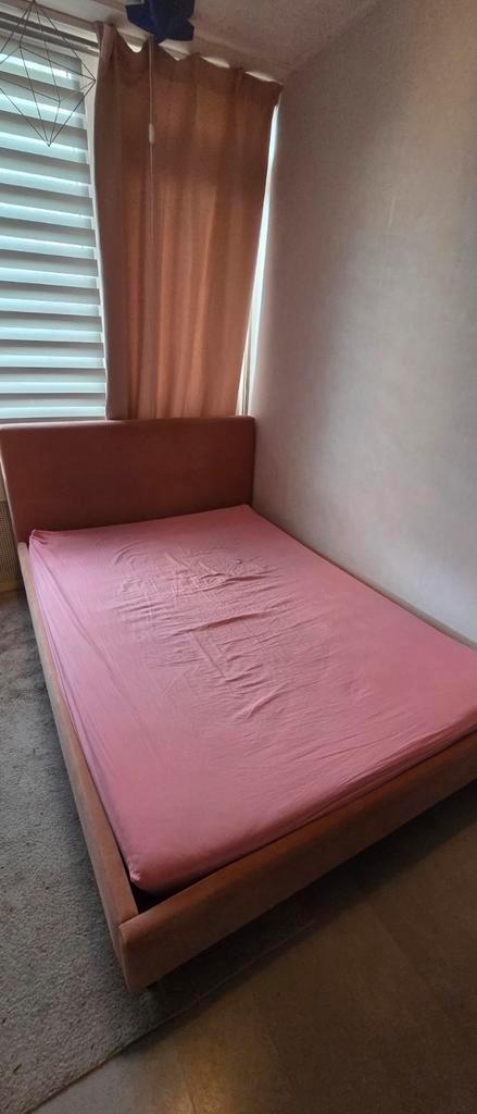 mooi roze fluwelen bed 140x200, Huis en Inrichting, Slaapkamer | Bedden, Zo goed als nieuw, Tweepersoons, 140 cm, Hout, Ophalen of Verzenden