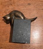 Bronzen beeldje kat kitten op marmer, Ophalen of Verzenden, Gebruikt, Dier