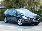 Volvo-V60 T3 1.6 Kinetic150pk Lmv /Netjes/Trekhaak/Nap/NwApk, Auto's, Voorwielaandrijving, Stof, 74 €/maand, Zwart
