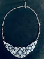 zilverkleurig collier met zachtblauwe steentjes, Overige materialen, Ophalen of Verzenden, Zo goed als nieuw, Zilver