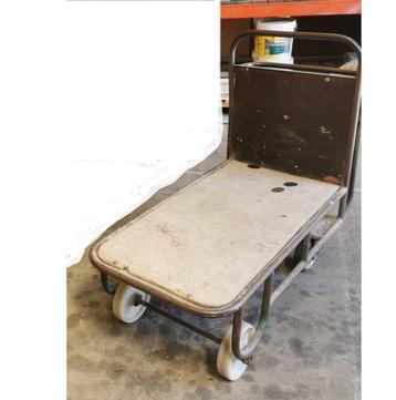 Platte transportkar met duwbeugel beschikbaar voor biedingen