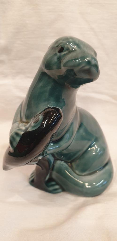 Blauwgroen Poole Pottery Otterbeeldje met vis glazuur, Verzamelen, Beelden en Beeldjes, Ophalen of Verzenden, Gebruikt, Dier
