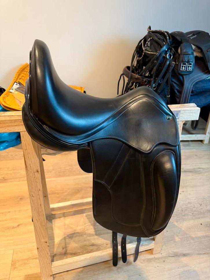Graziozo zadel 17,5 inch, Dieren en Toebehoren, Paarden en Pony's | Zadels, Zo goed als nieuw, Dressuur, Ophalen of Verzenden