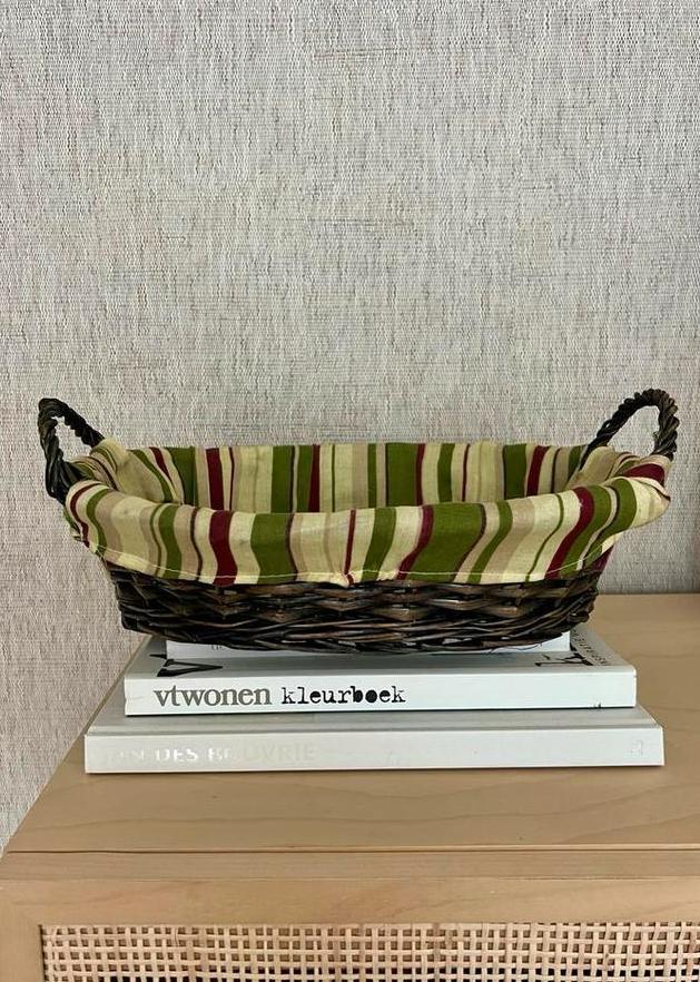 Bruine rieten mand met gestreepte stof, Huis en Inrichting, Woonaccessoires | Schalen en Manden, Zo goed als nieuw, Mand, Ovaal