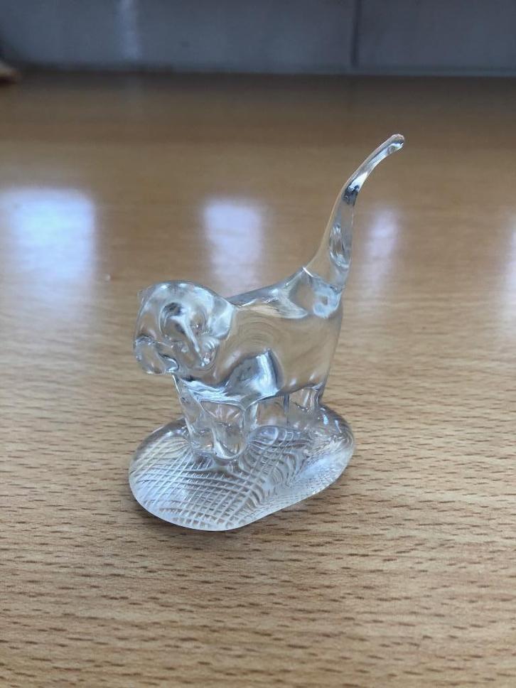 Mooi glazen hondje. 6,5 cm. hoog. Glas., Verzamelen, Porselein, Kristal en Bestek, Gebruikt, Beeldje(s), Kristal, Ophalen of Verzenden