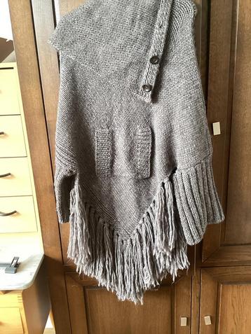 Leuke poncho/trui/vest beschikbaar voor biedingen