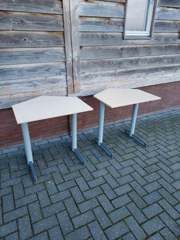 2 x school tafels / bureau ( tjes ) beschikbaar voor biedingen