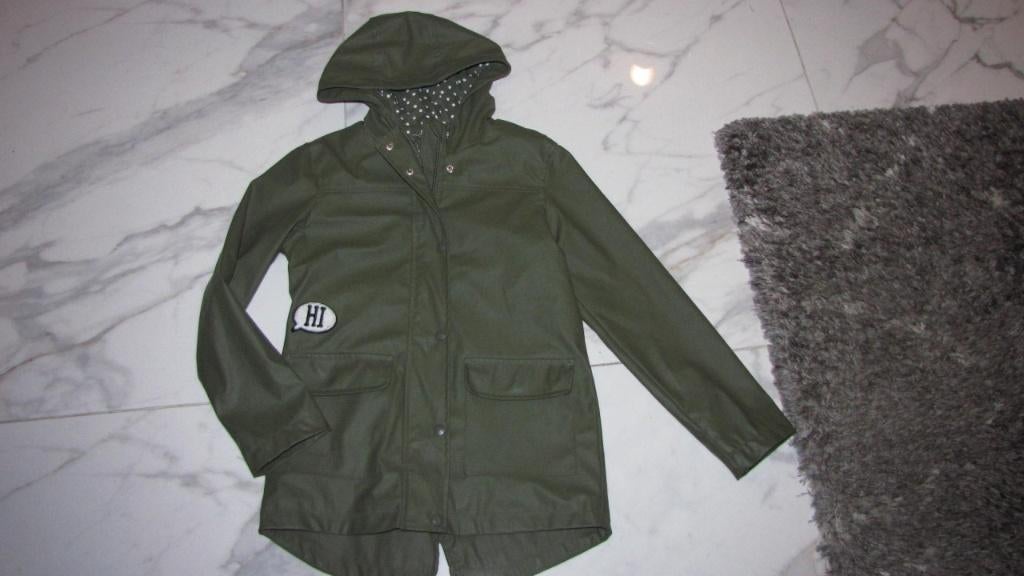 140 legergroene REGENJAS, Kinderen en Baby's, Kinderkleding | Maat 140, Ophalen of Verzenden, Zo goed als nieuw, Meisje, Jas