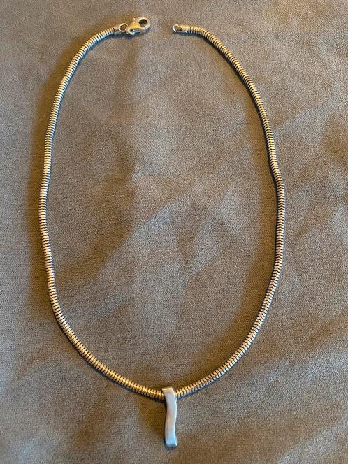 Zilveren halsketting slangenketting met mat zilveren hanger, Sieraden, Tassen en Uiterlijk, Kettingen, Zo goed als nieuw, Zilver