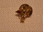 Goudkl. beschermengel pin met rood steentje, Verzamelen, Speldjes, Pins en Buttons, Ophalen of Verzenden, Zo goed als nieuw, Figuurtje