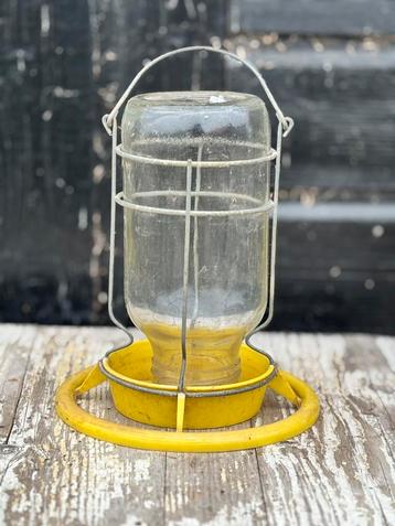 Vogelvoer of drinkbakje beschikbaar voor biedingen
