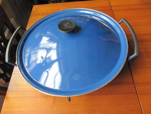 Le Creuset wokpan, wadjan, 36 cm. Met rooster., Huis en Inrichting, Keuken | Potten en Pannen, Gebruikt, Wok, Gietijzer, Inductieplaat