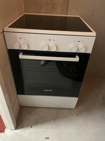 Goedwerkende vrijstaande keramisch fornuis met oven en lade beschikbaar voor biedingen