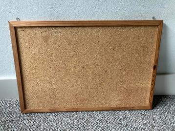 Kurk prikbord in houten frame beschikbaar voor biedingen