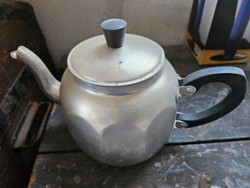 Ouderwetse koffiepot beschikbaar voor biedingen