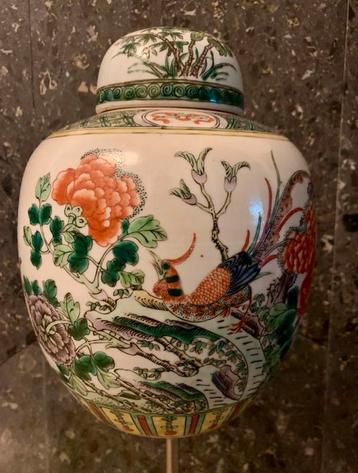 Een chinese famille verte gember pot met deksel beschikbaar voor biedingen