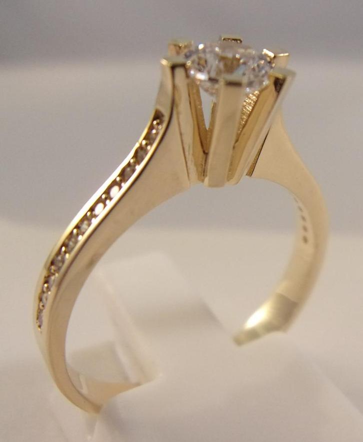 14 Karaat gouden damesring, Sieraden, Tassen en Uiterlijk, Ringen, Zo goed als nieuw, Dame, 17 tot 18, Goud, Goud, Met edelsteen