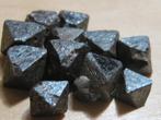 mi. 50Kt ruwe octaeders MAGNETIET (5), Verzenden, Mineraal