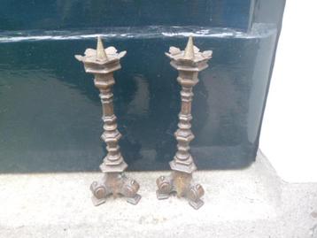 2x KANDELAAR brons 22,5 cm hoog TAFELKANDELAAR KERKKANDELAAR beschikbaar voor biedingen