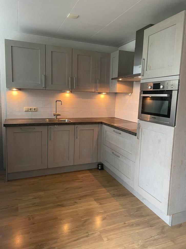 Hoekkeuken met Bosch inbouwapparatuur, Huis en Inrichting, Keuken | Complete keukens, Gebruikt, Hoekkeuken, Grijs, Graniet of Steen