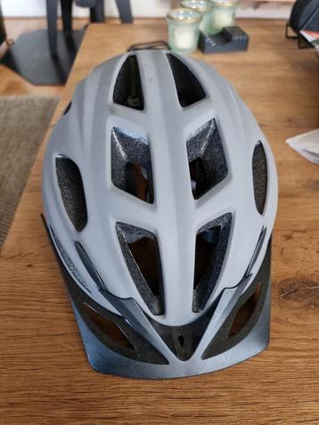 Fietshelm met rood achterlampje beschikbaar voor biedingen