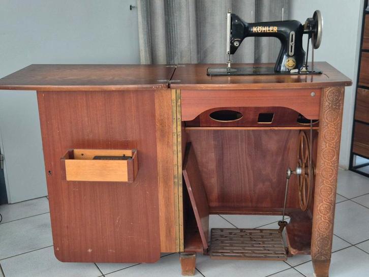 Vintage Trapnaaimachine in Kast, Antiek en Kunst, Antiek | Naaimachines, Ophalen