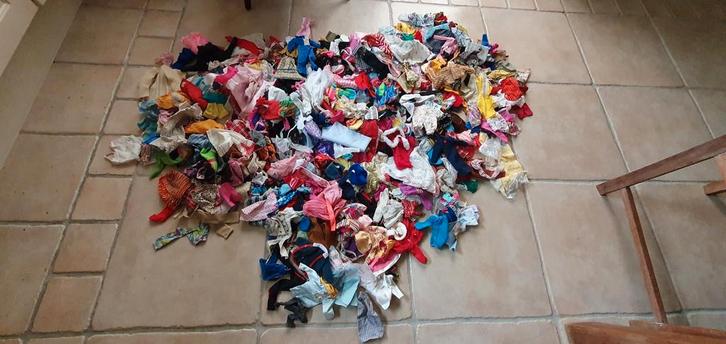 Zeer grote partij vintage barbie kleding kleertjes, Verzamelen, Poppen, Gebruikt, Kleertjes, Ophalen of Verzenden