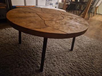 Bijzettafel van hout met stalen poten beschikbaar voor biedingen