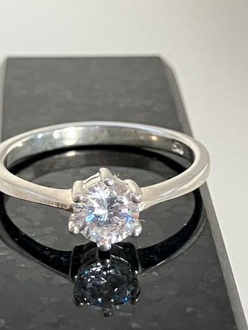 Zilveren ring met fraaie steen beschikbaar voor biedingen