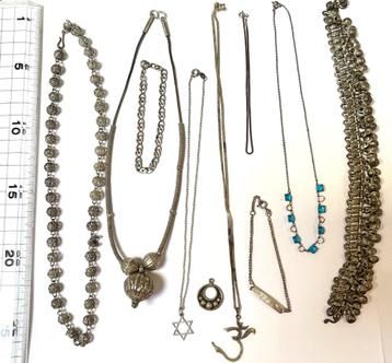 Verzameling antieke meest echt zilveren en vintage sieraden beschikbaar voor biedingen