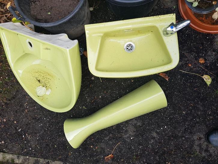 wastafel wasbak zuil olijfgroen fonteintje badkamer mosgroen, Doe-het-zelf en Verbouw, Sanitair, Gebruikt, Wastafel, Steen, Ophalen
