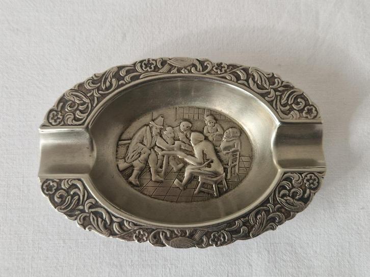 (B) Vintage verzilverde asbak met nostalgisch reliëf., Verzamelen, Rookartikelen, Aanstekers en Luciferdoosjes, Gebruikt, Asbak