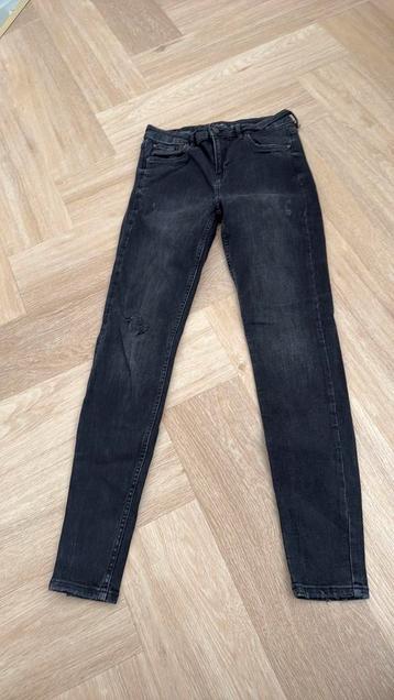 Dames broek beschikbaar voor biedingen