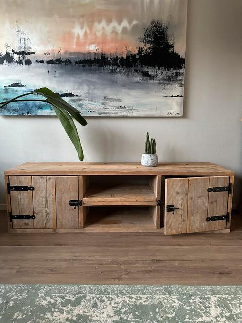 Stoer houten TV-meubel – 180 cm breed, Huis en Inrichting, Kasten | Televisiemeubels, Zo goed als nieuw, Minder dan 100 cm, 150 tot 200 cm