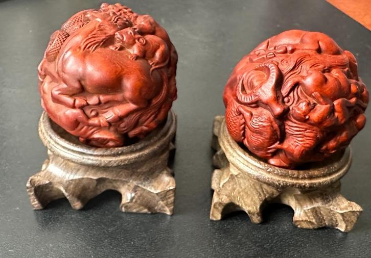 Houten bolvormige Netsuke  dierenvoorstelling met display, Antiek en Kunst, Kunst | Niet-Westerse kunst, Ophalen of Verzenden