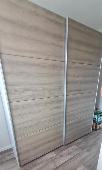 Kledingkast 1x hang 1x leg gedeelte met schuifdeuren beschikbaar voor biedingen