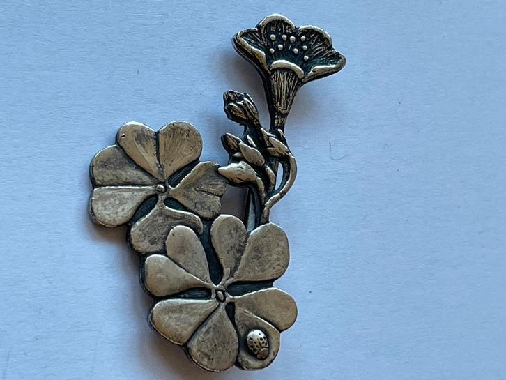 Broche klaverbladen klavertje 4, Sieraden, Tassen en Uiterlijk, Broches, Zo goed als nieuw, Brons, Goud, 4 tot 7 cm, Ophalen