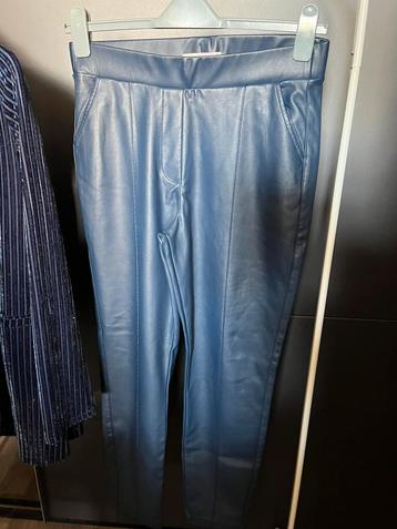 Blauwe broek (soort leer ) en blauw setje beschikbaar voor biedingen