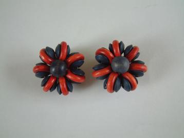 oude jaren 60 oorbellen rood/blauw hout clips beschikbaar voor biedingen