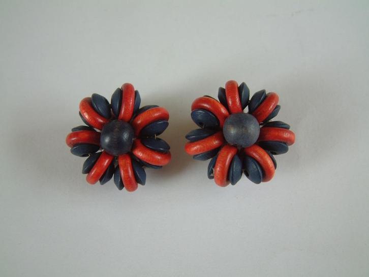 oude jaren 60 oorbellen rood/blauw hout clips, Sieraden, Tassen en Uiterlijk, Oorbellen, Overige materialen, Blauw, Ophalen of Verzenden
