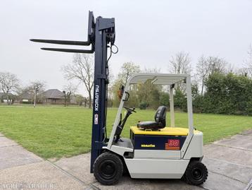 Komatsu 3000KG elektrisch triplex 750cm hefhoogte Sideshift beschikbaar voor biedingen