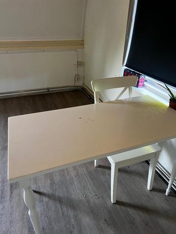 Tafel IKEA inclusief stoel beschikbaar voor biedingen