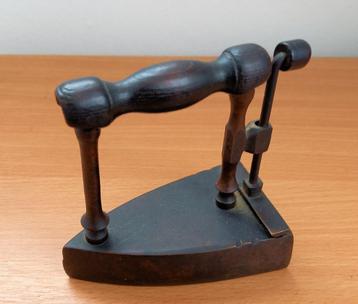 Antieke Strijkbout MH268 Strijkijzer met merkje beschikbaar voor biedingen