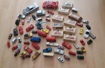 Doos met speelauto's beschikbaar voor biedingen