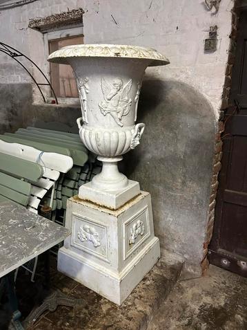 Koppel prachtige grote zware gietijzeren kasteel tuinvazen beschikbaar voor biedingen