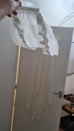 Lange bruidssluier met kant en kraaltjes, Ophalen, Zo goed als nieuw