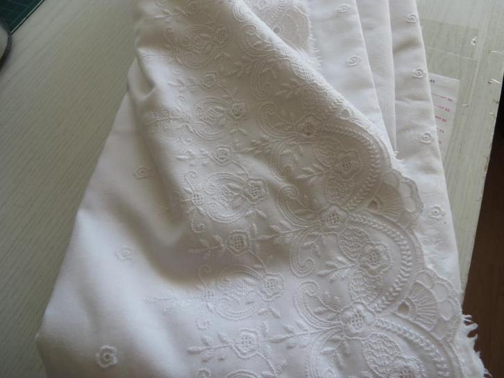 Broderie katoen met rand, Hobby en Vrije tijd, Stoffen en Lappen, Nieuw, Katoen, 120 cm of meer, 30 tot 200 cm, Ophalen of Verzenden
