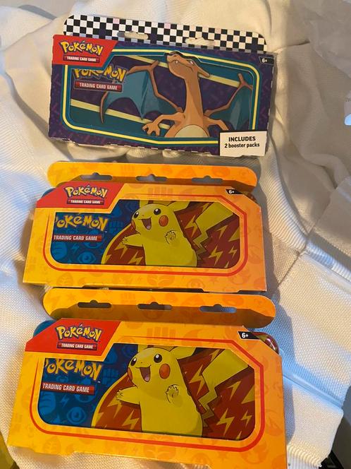 Pokemon TCG Pencil Cases Charizard & Pikachu (2 boosters ps), Hobby en Vrije tijd, Verzamelkaartspellen | Pokémon, Nieuw, Losse kaart