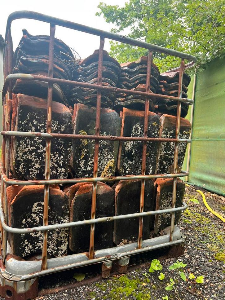 Oude holle zwarte geglazuurde dakpannen 1.000 stuks, Doe-het-zelf en Verbouw, Dakpannen en Dakbedekking, Zo goed als nieuw, Dakpannen