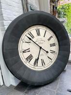 Grote wandklok 113 cm metaal Paris Iron, Huis en Inrichting, Woonaccessoires | Klokken, Ophalen, Zo goed als nieuw